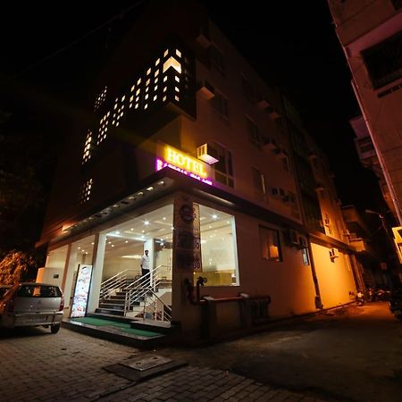 Radical Palace Hotel And Restaurant Lucknow Eksteriør billede
